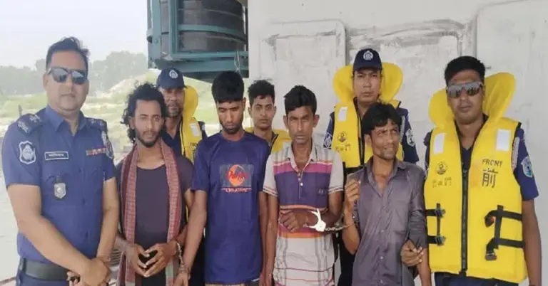 নৌ থানা পুলিশের অভিযানে গ্রেপ্তারকৃতরা